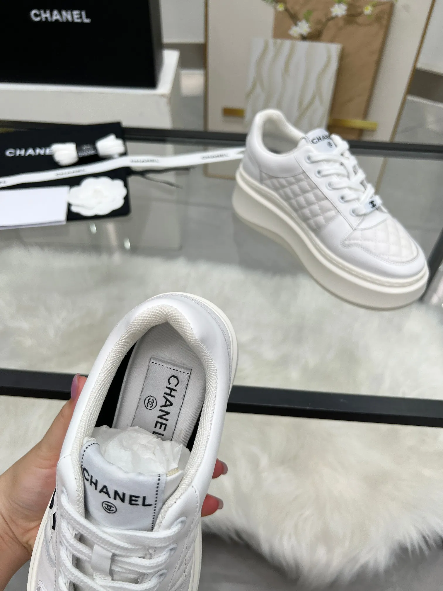 👟👟Ex-factory price 480👟👟 CHANEL 25C spring and summer new sports shoes official website is available at the same time ❤️ Counter out-of-stock kings. Major bloggers are recommending new styles on social days. This season’s new styles are simply eye-catching and look great on the feet. The casual casual sports style is refreshing and natural, interpreting Chanel’s fashionable femininity. The overall customization makes all sports models on the market at that time obsolete. This series is now available for sale! The upper is made of custom imported pebbled calf leather ➕ custom frosted calf leather. The lining is made of original one-to-one professionally customized mesh. Hardware accessories. Original full set of molds (not common in the market). Original custom molded TPU combination outsole. Height 4 cm. Women's size 35-39.